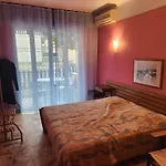 Big Apart 140M2 5Min Walk To Beach Sea &Promenade 3 Double Rooms,Big Living Room 42M2, 3 Showers,9 Beds, Free Parking