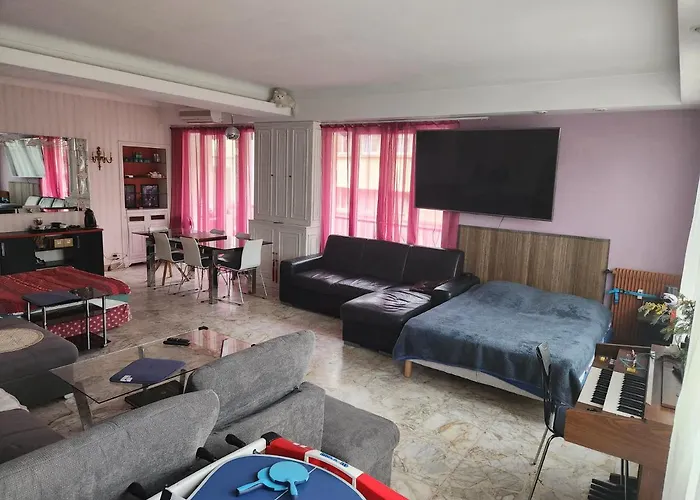 Big Apart 140M2 5Min Walk To Beach Sea &Promenade 3 Double Rooms,Big Living Room 42M2, 3 Showers,9 Beds, Free Parking