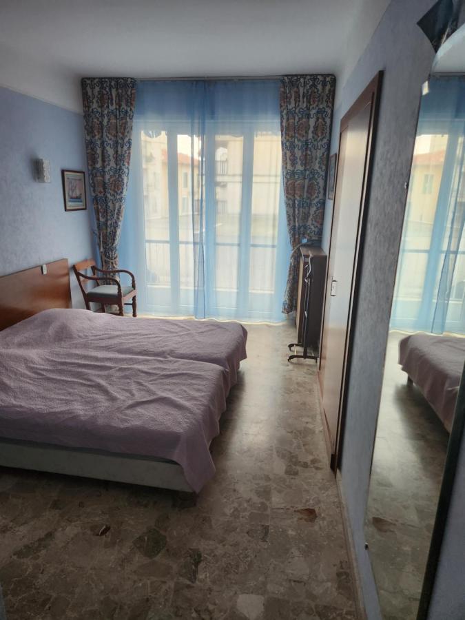 Big 140m2 5min Walk To Sea &promenade 3 Double Rooms,big Living 42m2, 3 Showers,9 Beds, Free Parking Appartement Nice
